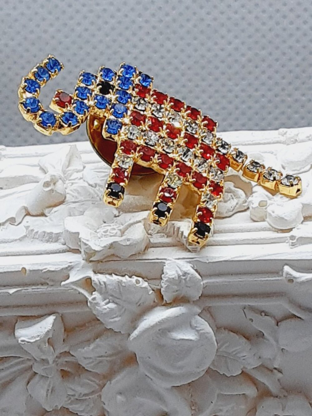 NEW patriotic elephant lapel Put'em Pin with articulated tail - Picture 2 of 7